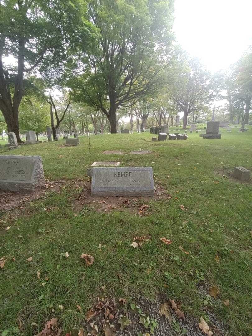 Gladys A. Kempf's grave. Photo 2