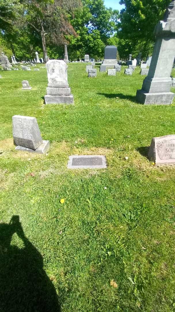 Ida E. Vollmer's grave. Photo 1