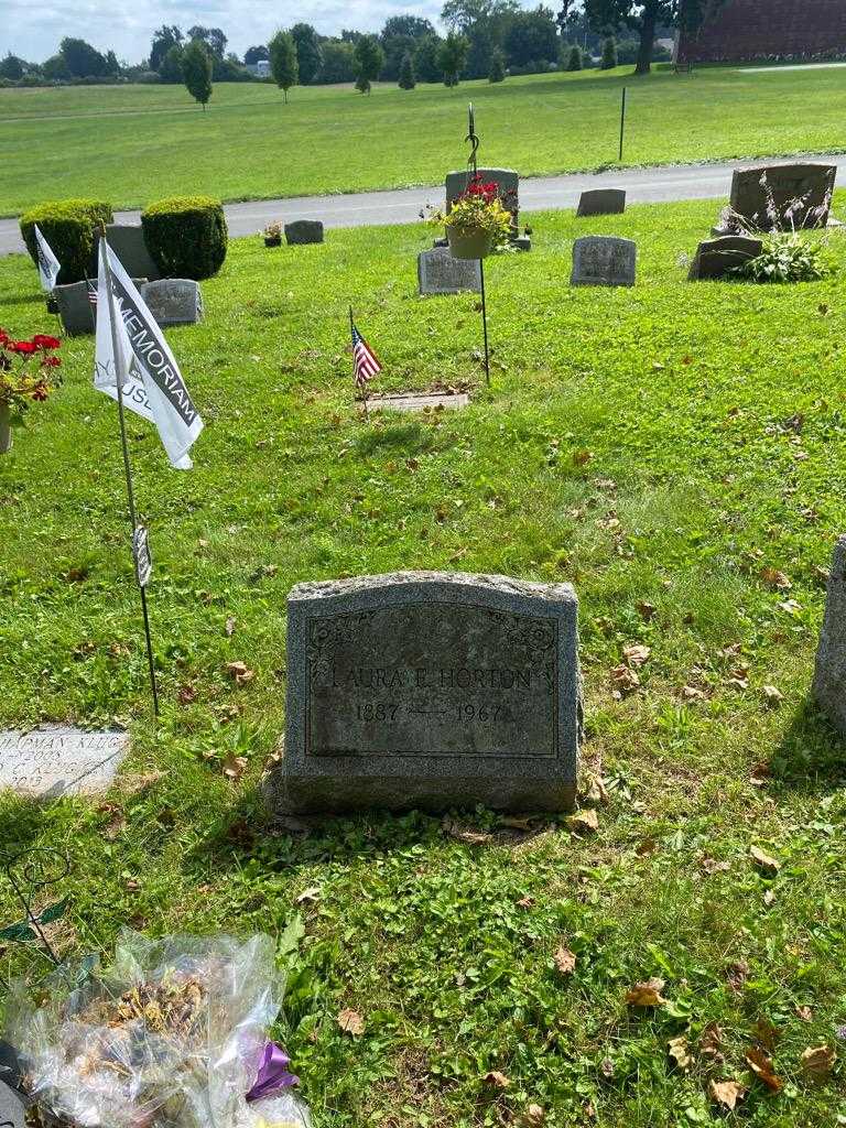 Laura E. Horton's grave. Photo 2