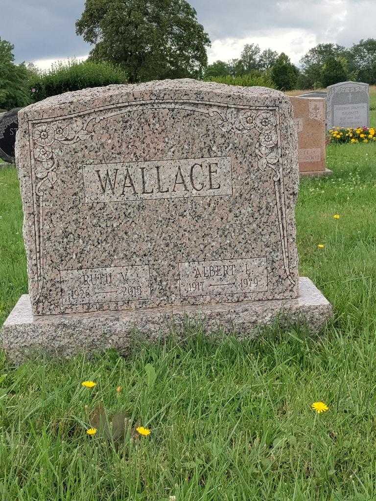 Ruth V. Wallace's grave. Photo 3