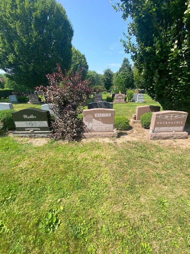 Robert H. Walter's grave. Photo 3