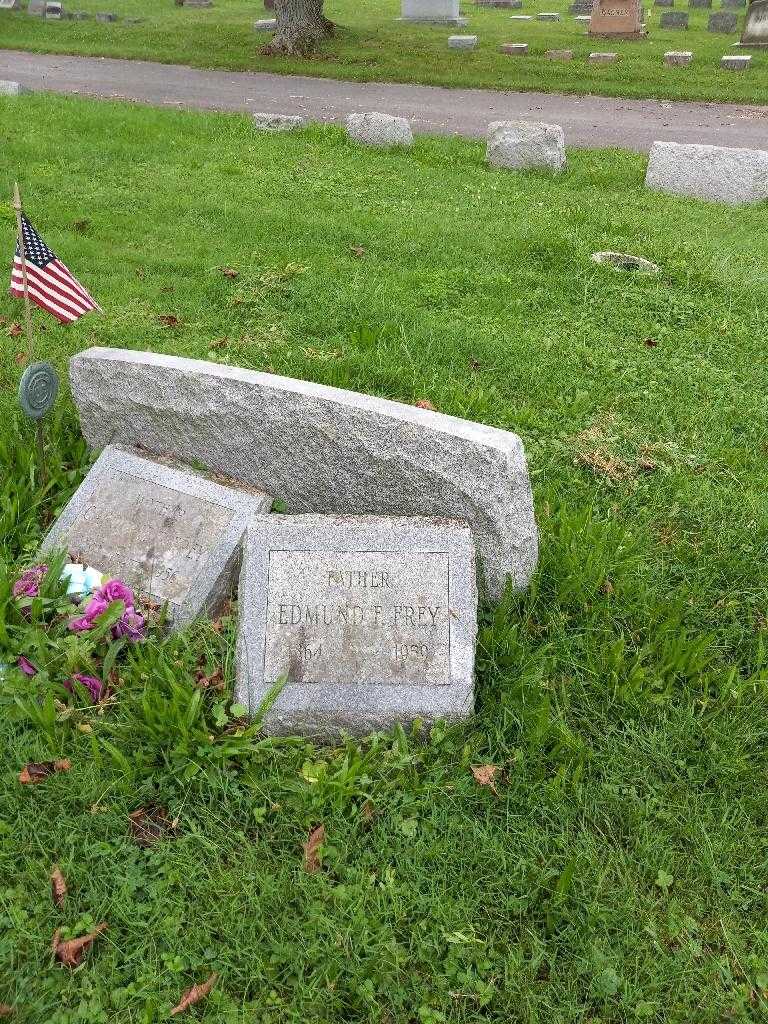 Edmund F. Frey's grave. Photo 1