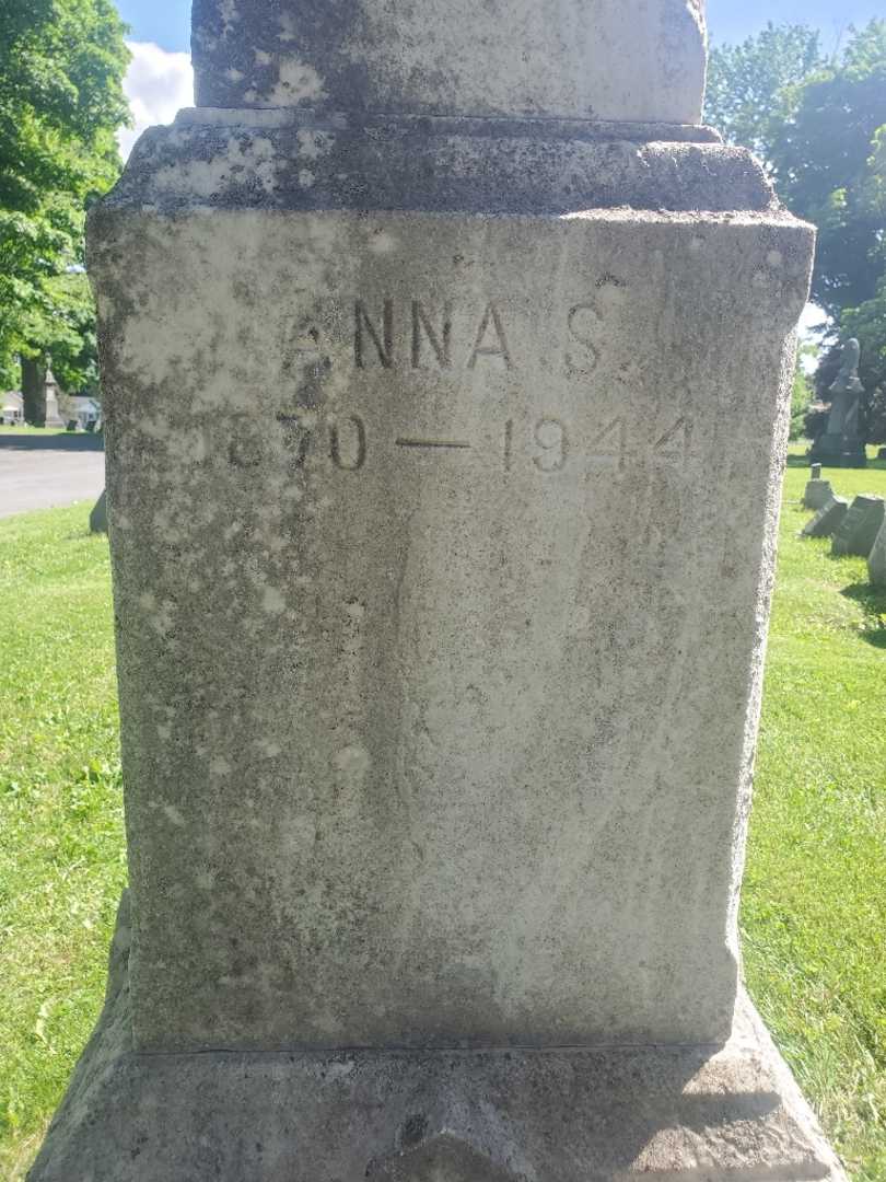 Anna S. Finkbeiner's grave. Photo 4