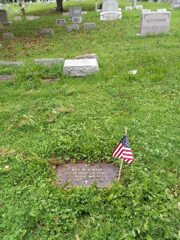 Ray W. Porter's grave. Photo 3