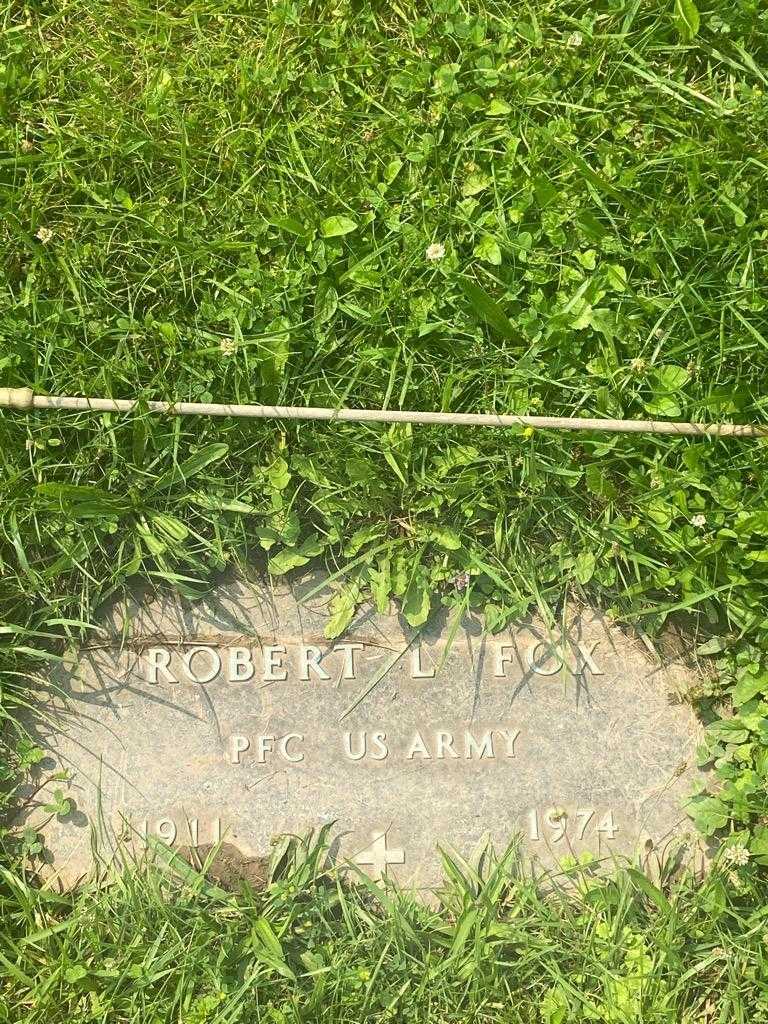 Robert L. Fox's grave. Photo 4