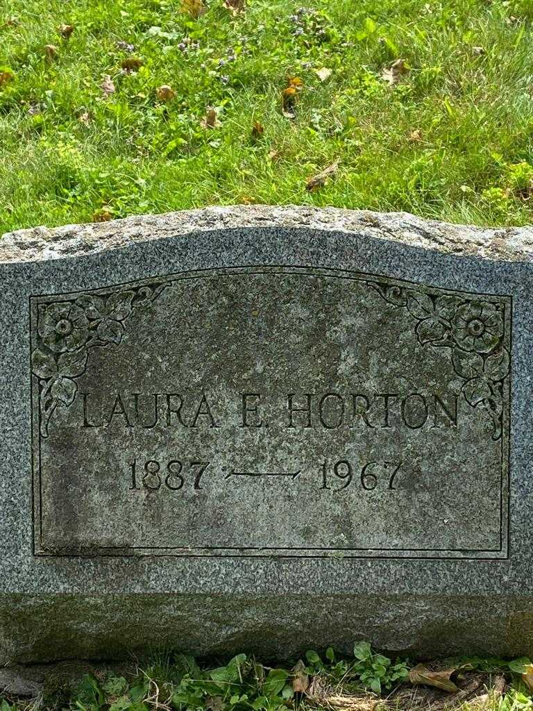 Laura E. Horton's grave. Photo 3