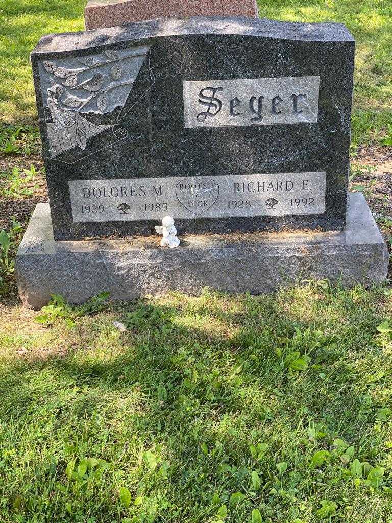 Richard E. Seyer's grave. Photo 3