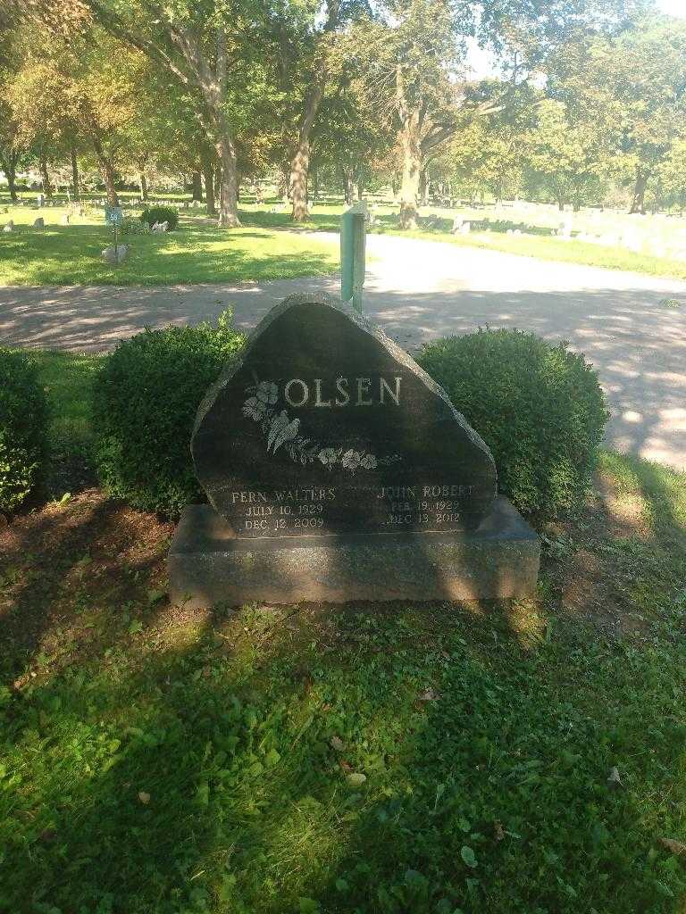 Fern Walters Olsen's grave. Photo 1