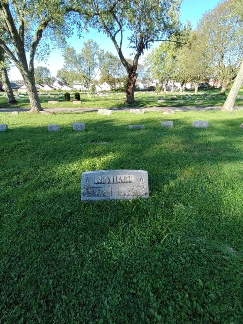 Mary Neyhart Murray's grave. Photo 1