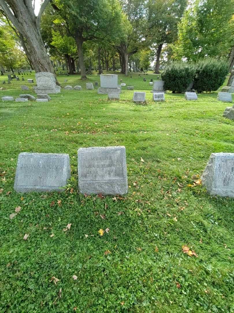 Anna B. Reimold's grave. Photo 1
