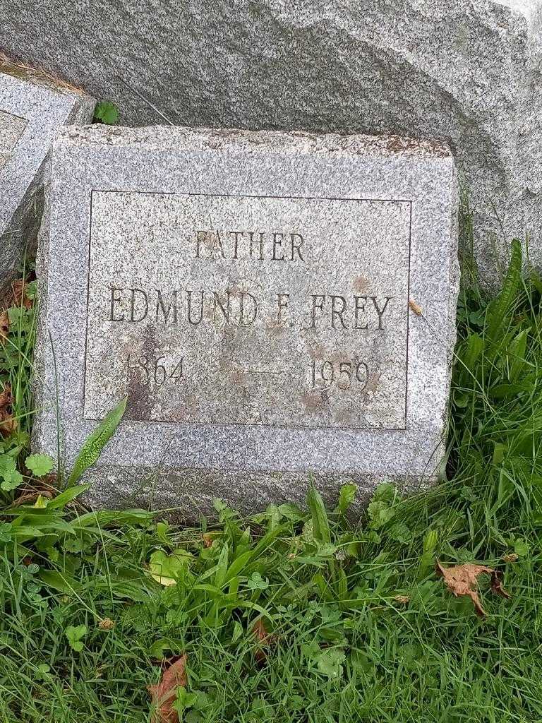 Edmund F. Frey's grave. Photo 3