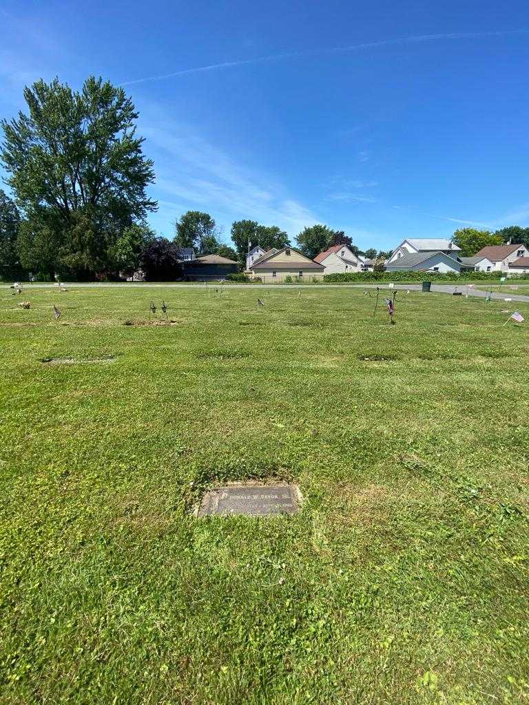 Donald W. Beyor Senior's grave. Photo 1