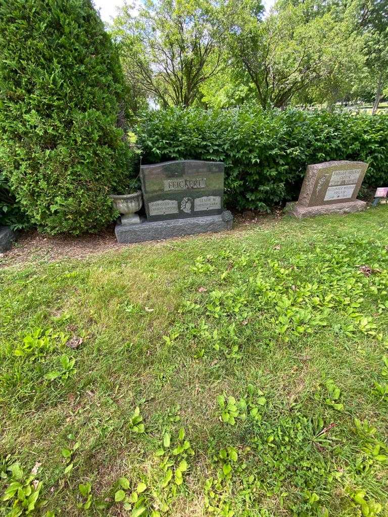 Leslie M. Feickert's grave. Photo 1
