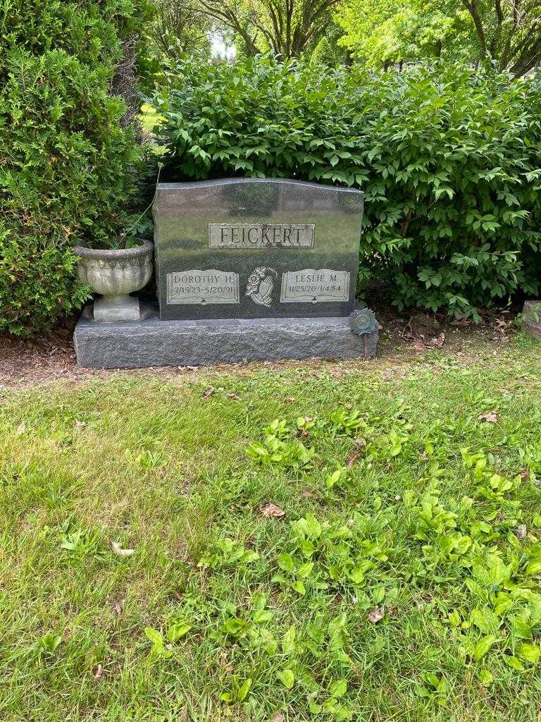 Leslie M. Feickert's grave. Photo 2