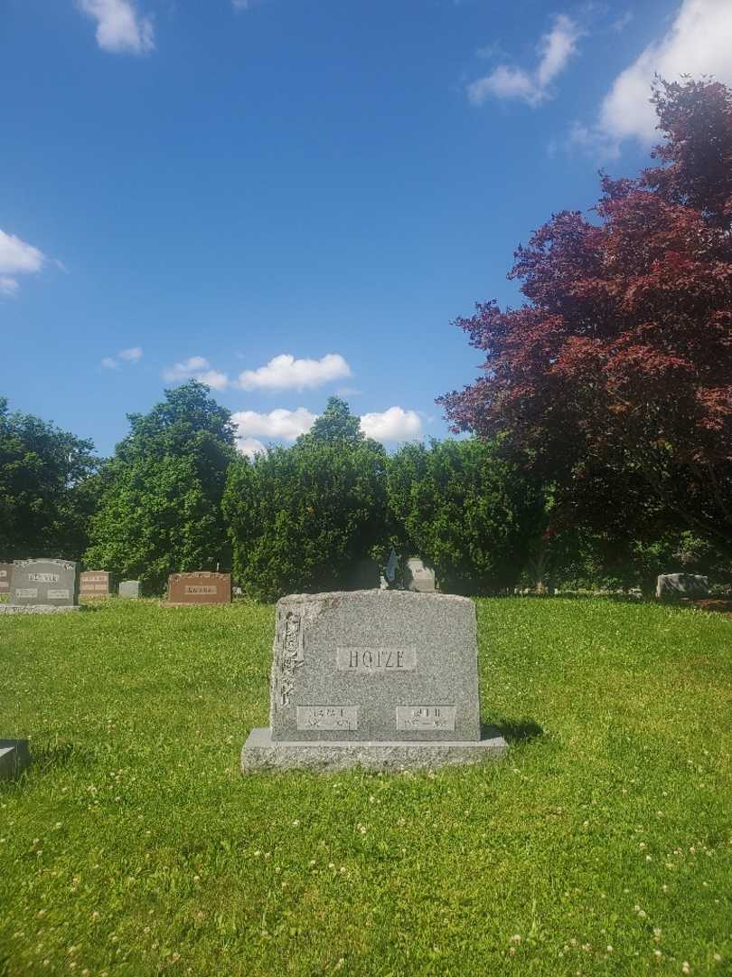 Clara E. Hotze's grave. Photo 1