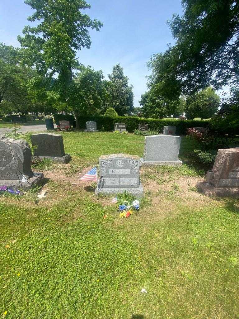 Robert J. Bell's grave. Photo 1