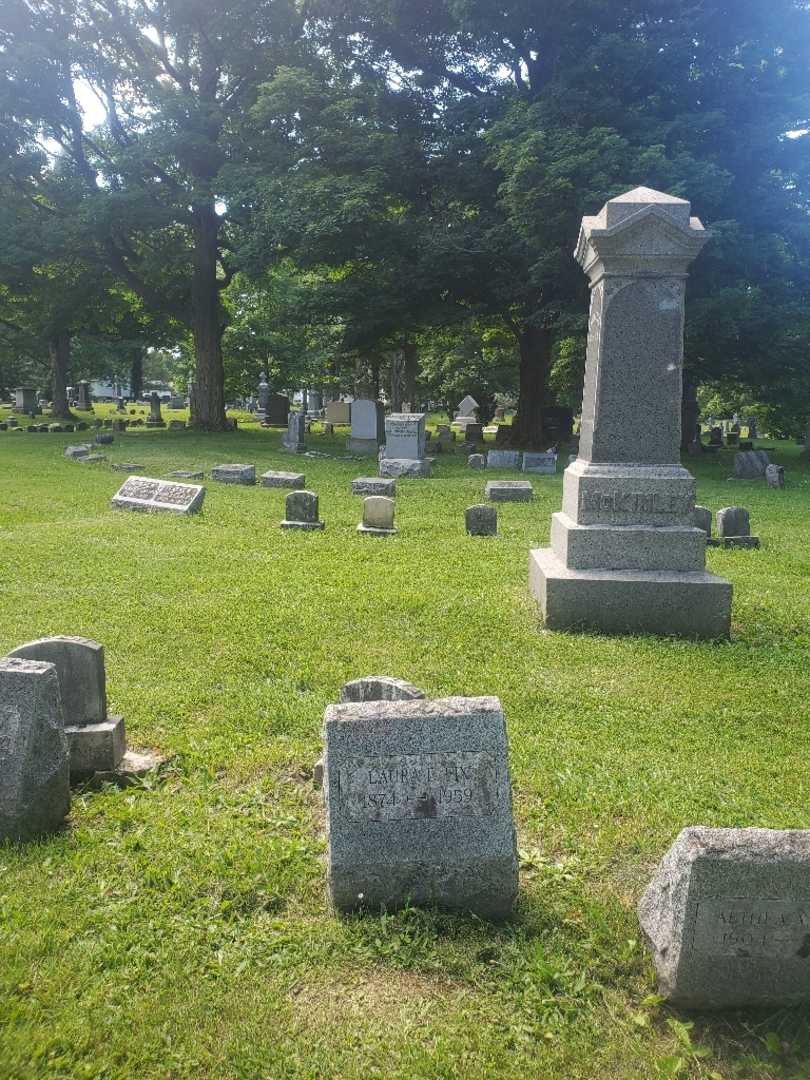 Laura E. Fix's grave. Photo 2