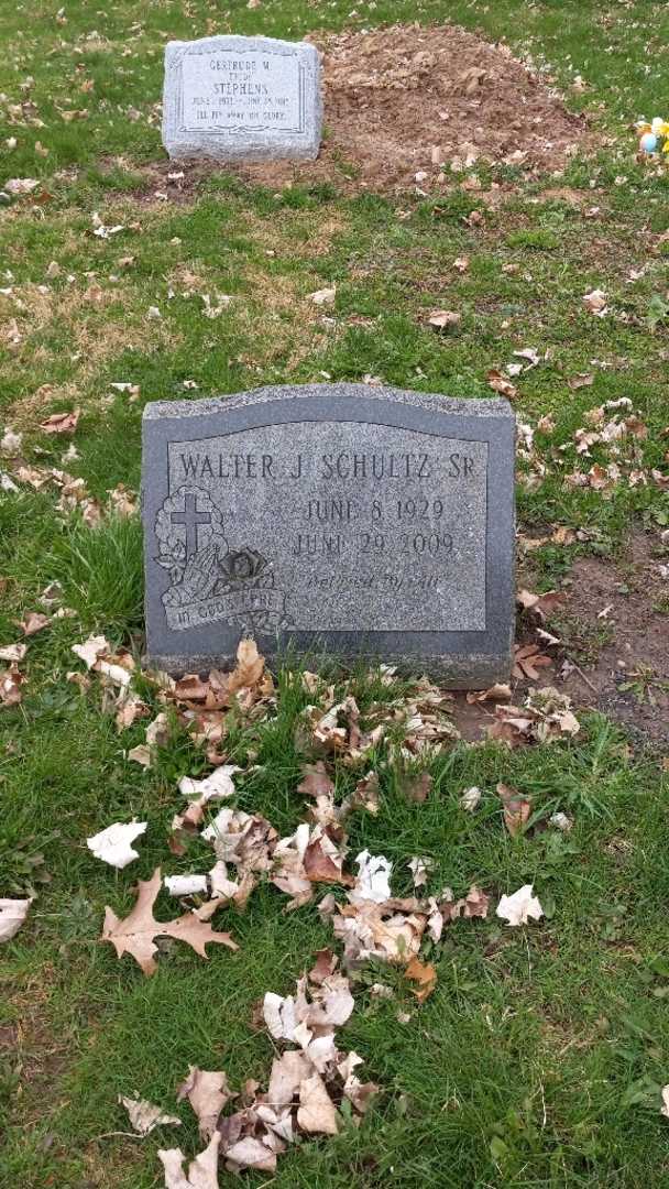 Walter J. Schultz Senior's grave. Photo 2