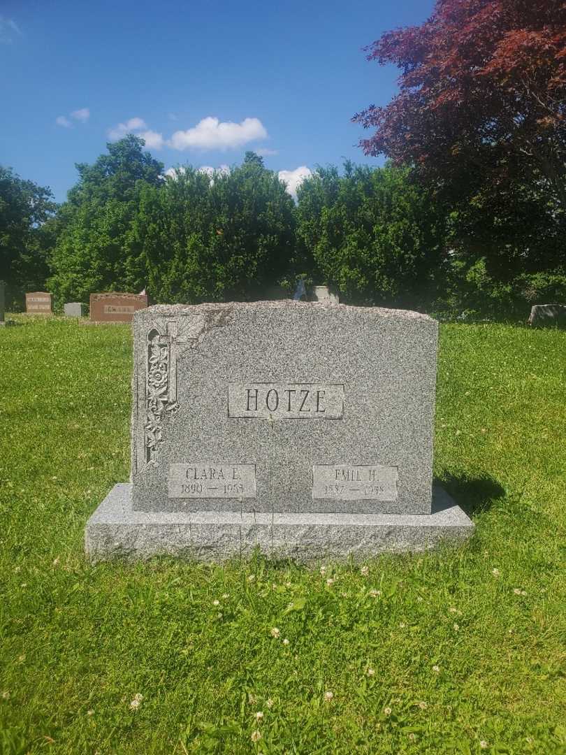 Clara E. Hotze's grave. Photo 2