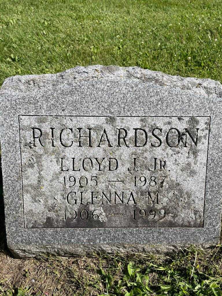 Lloyd J. Richardson Junior's grave. Photo 3