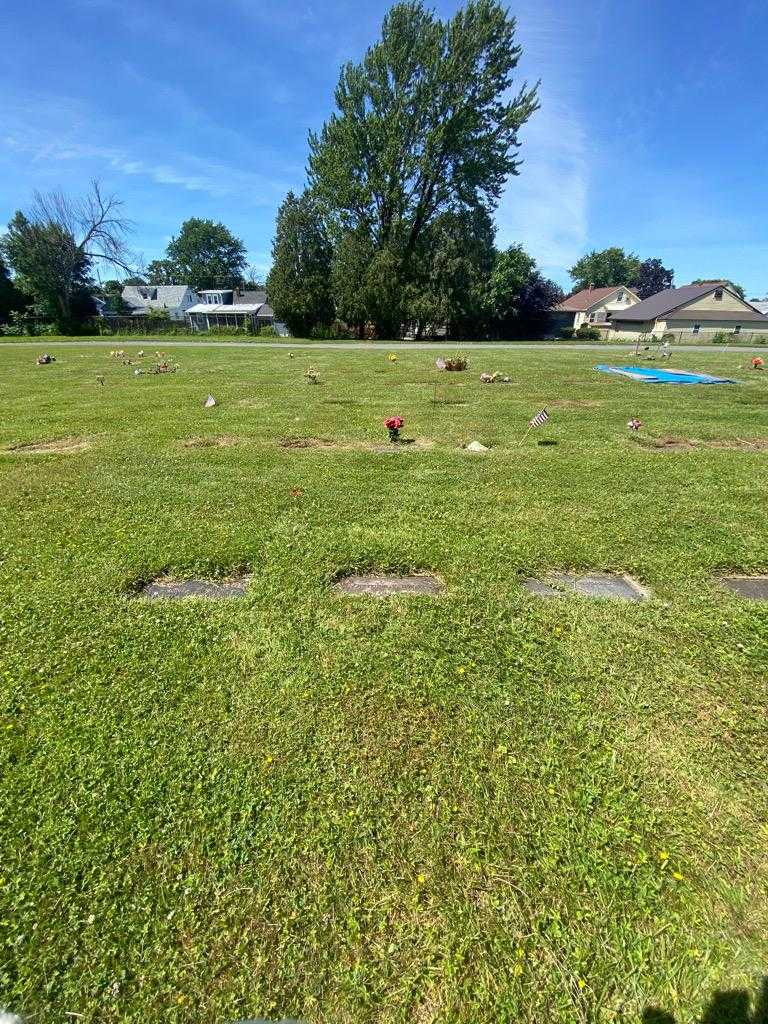 Gertrude R. Burns's grave. Photo 1