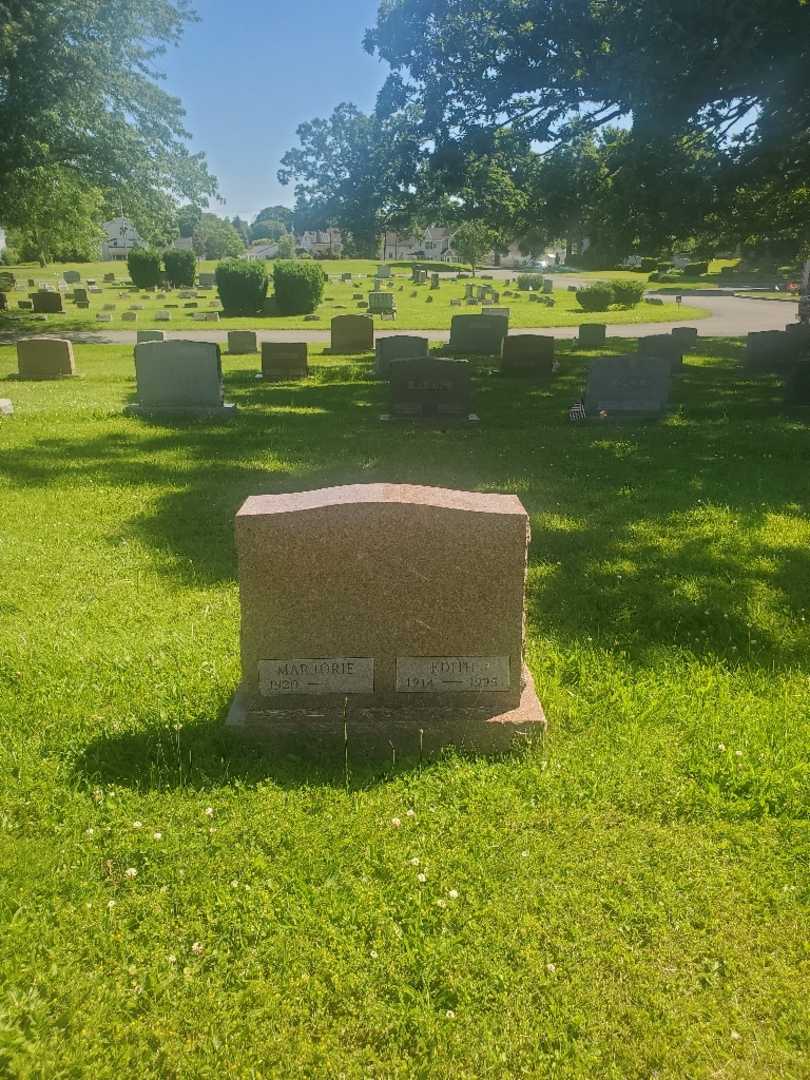 Edith J. Hess Hagemann's grave. Photo 2