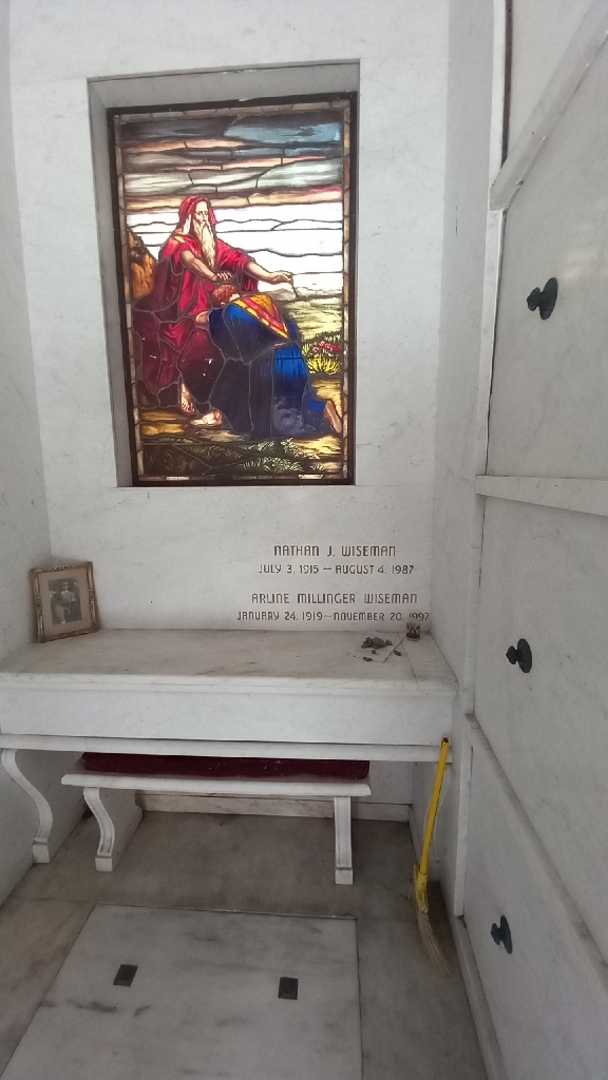 Arline Millinger Wiseman's grave. Photo 2