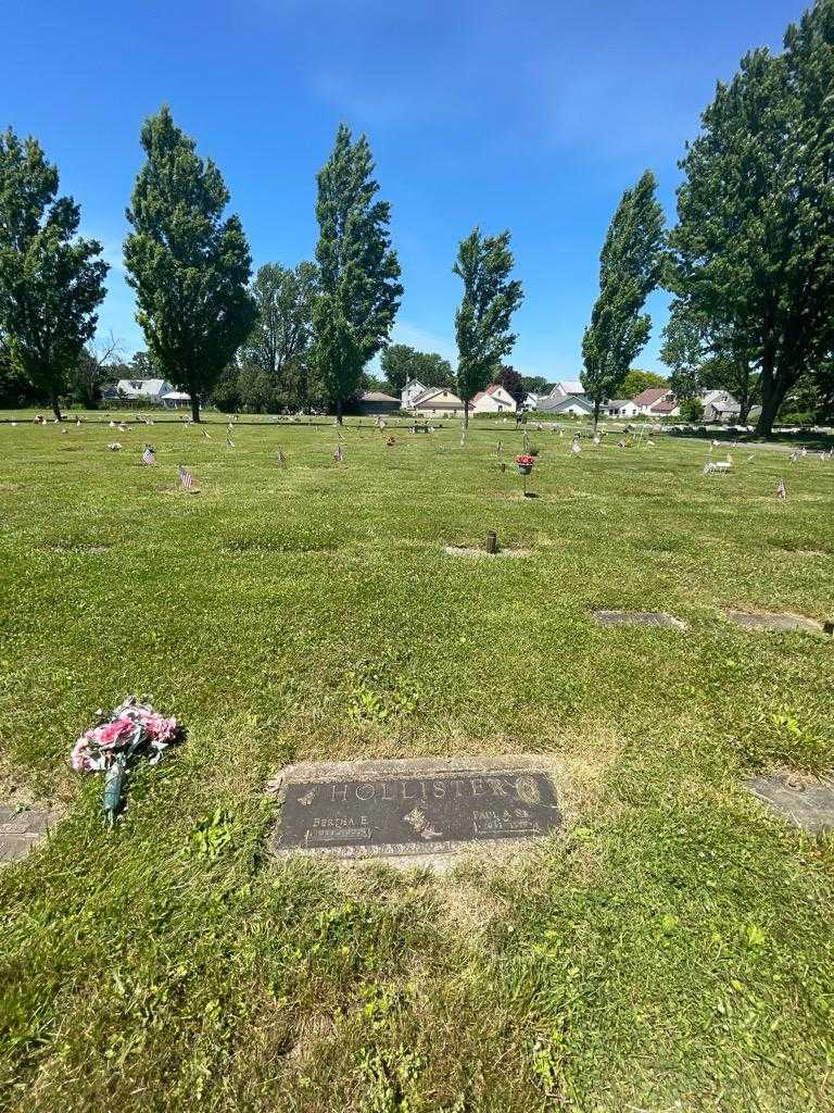 Bertha E. Hollister's grave. Photo 3