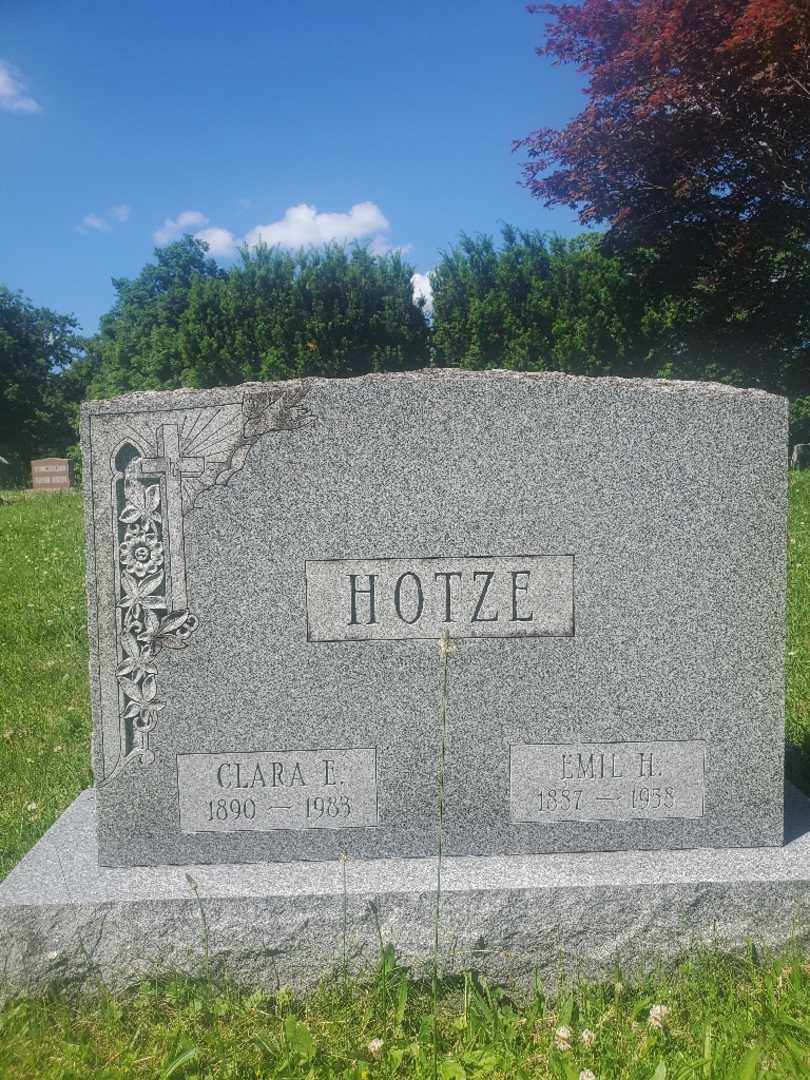 Clara E. Hotze's grave. Photo 3