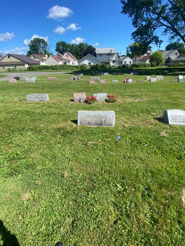 Helen C. Reynolds's grave. Photo 1