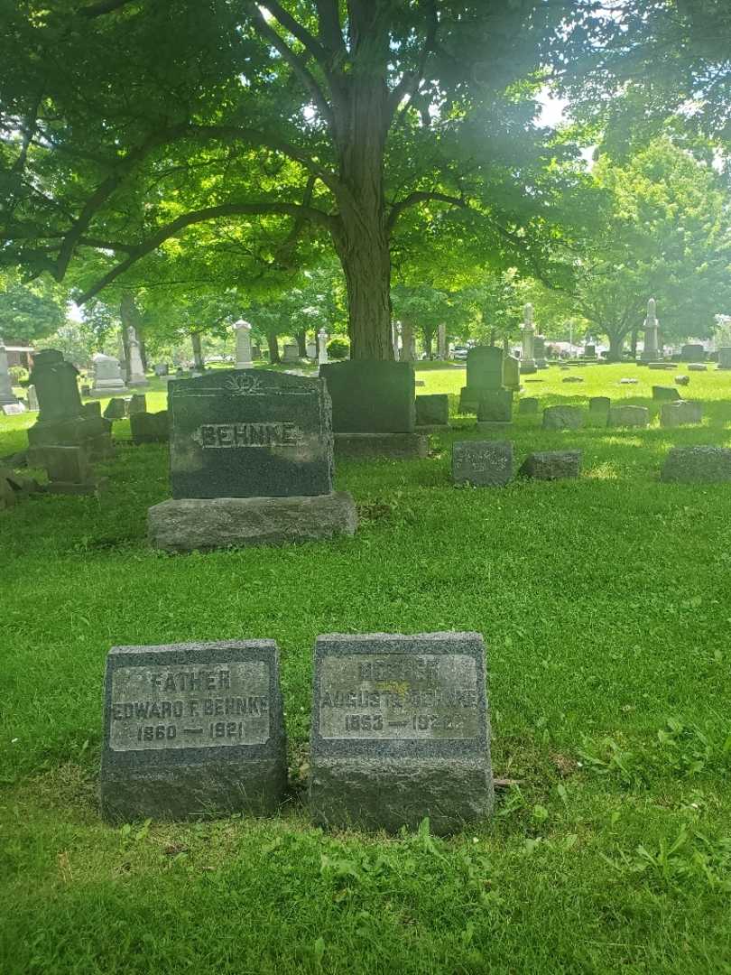 Augusta Behnke's grave. Photo 2