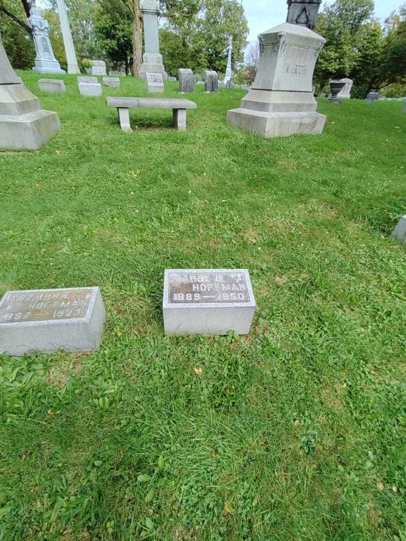 Mabel B. Hoffman's grave. Photo 1