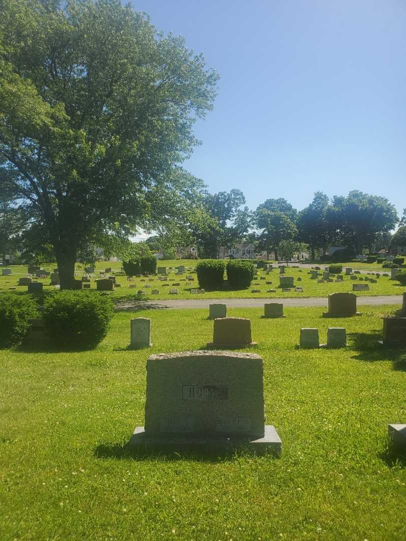 Howard E. Hotze Senior's grave. Photo 1