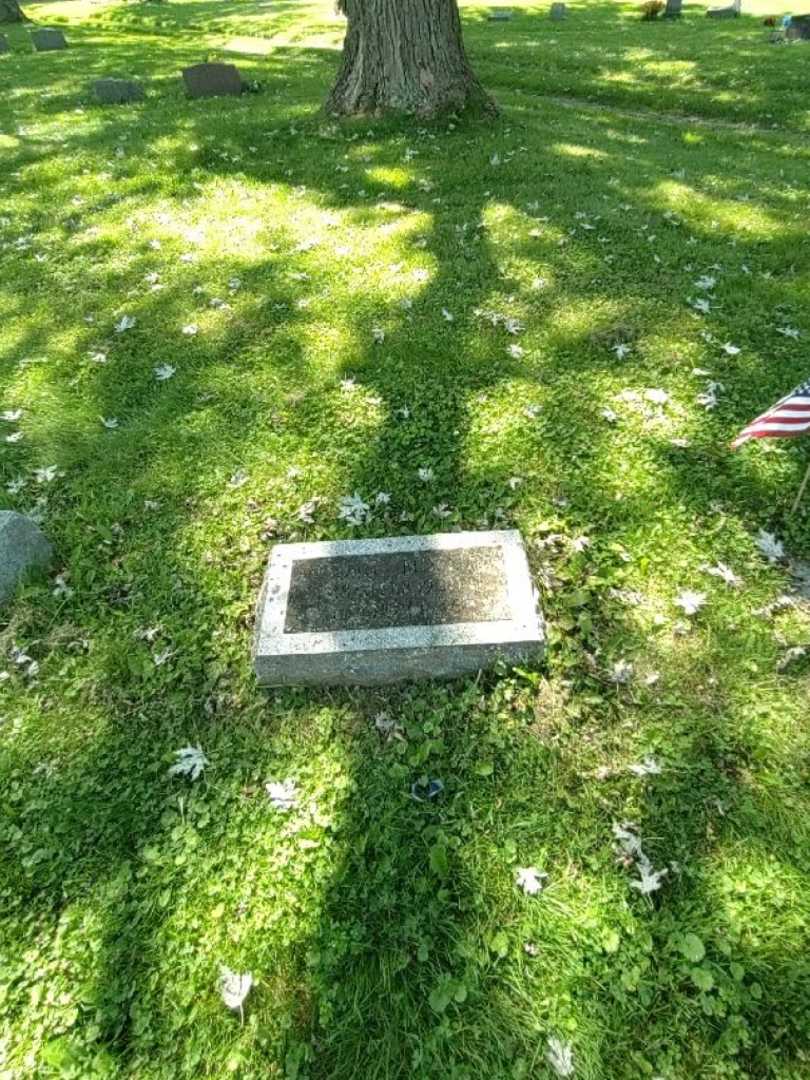 George Moeller's grave. Photo 3