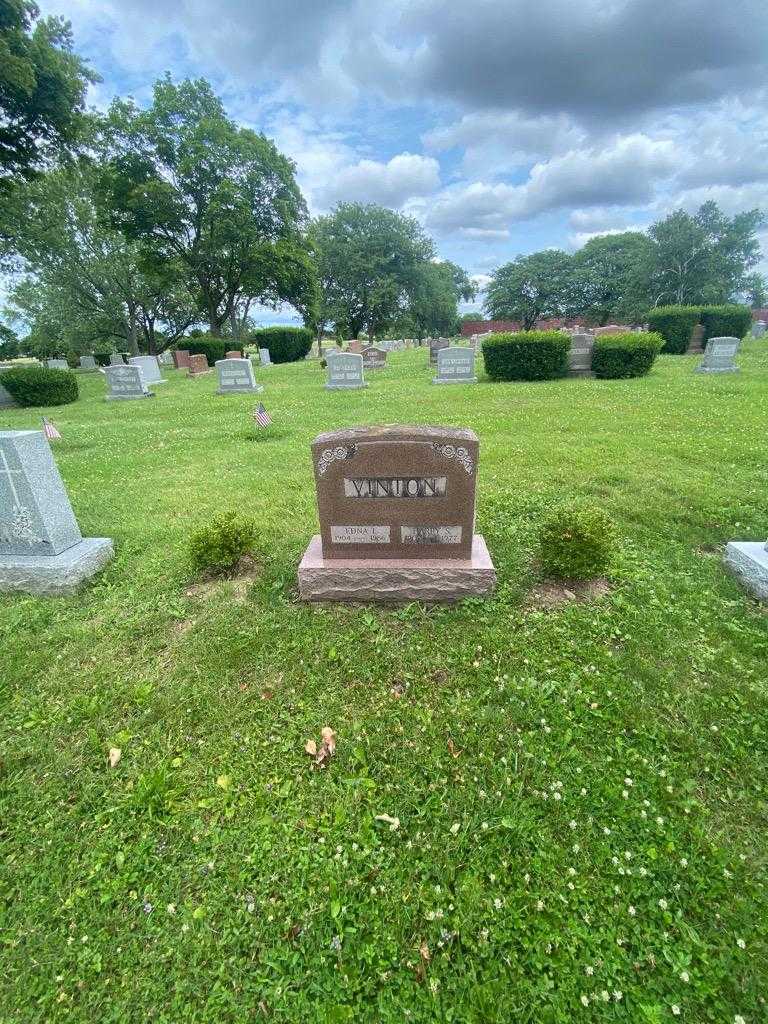 Edna I. Vinton's grave. Photo 1
