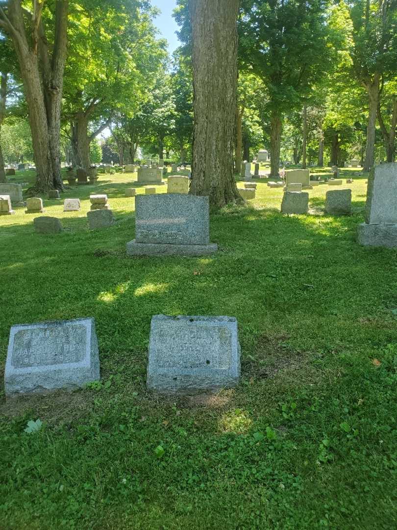 Harold F. Frey's grave. Photo 1