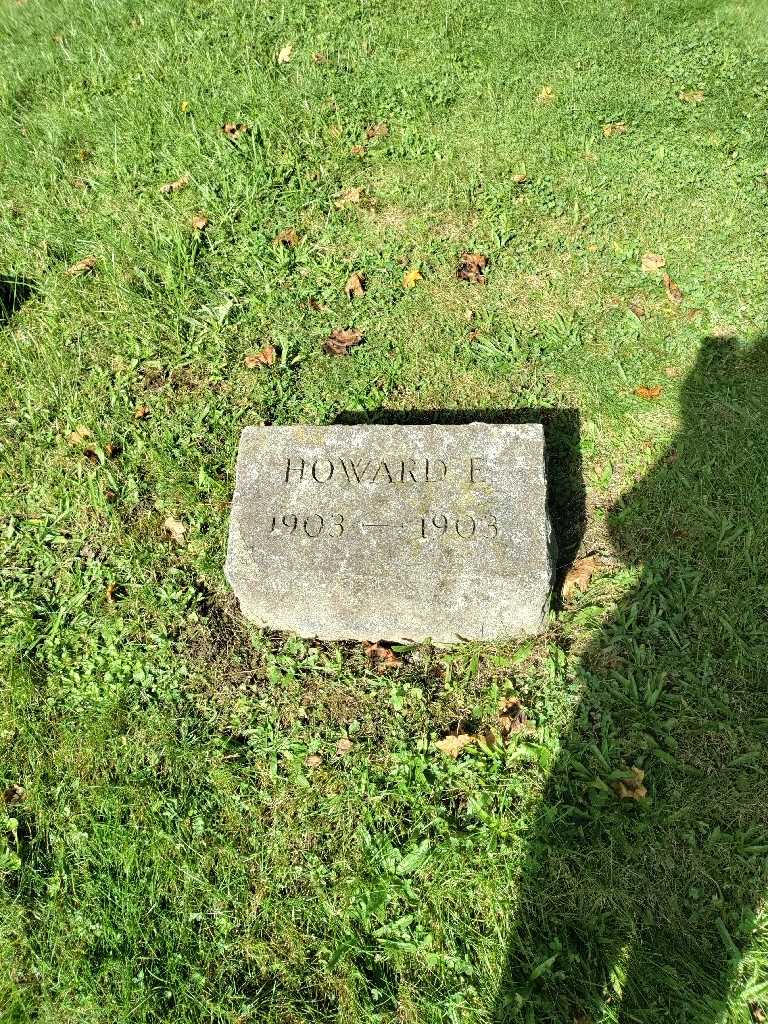 Howard E. Walch's grave. Photo 2