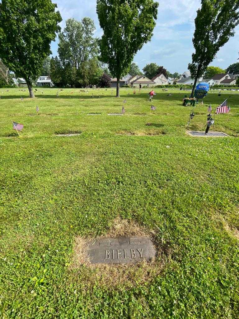 Harpiett Bielby's grave. Photo 1