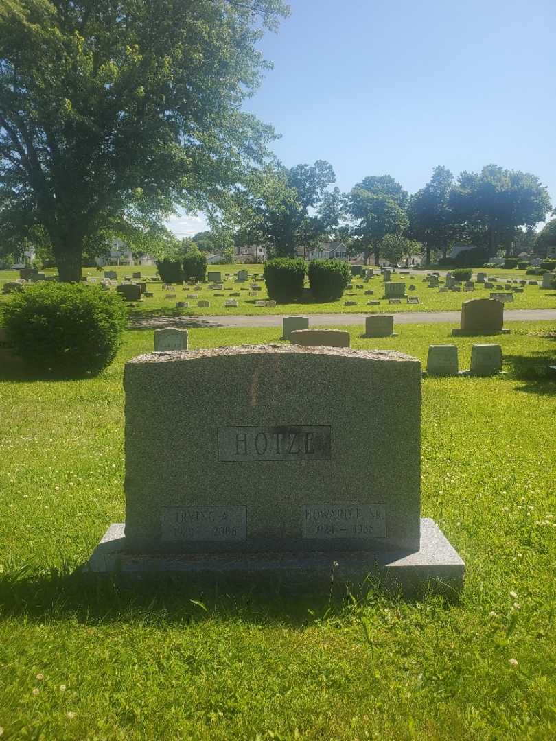 Howard E. Hotze Senior's grave. Photo 2