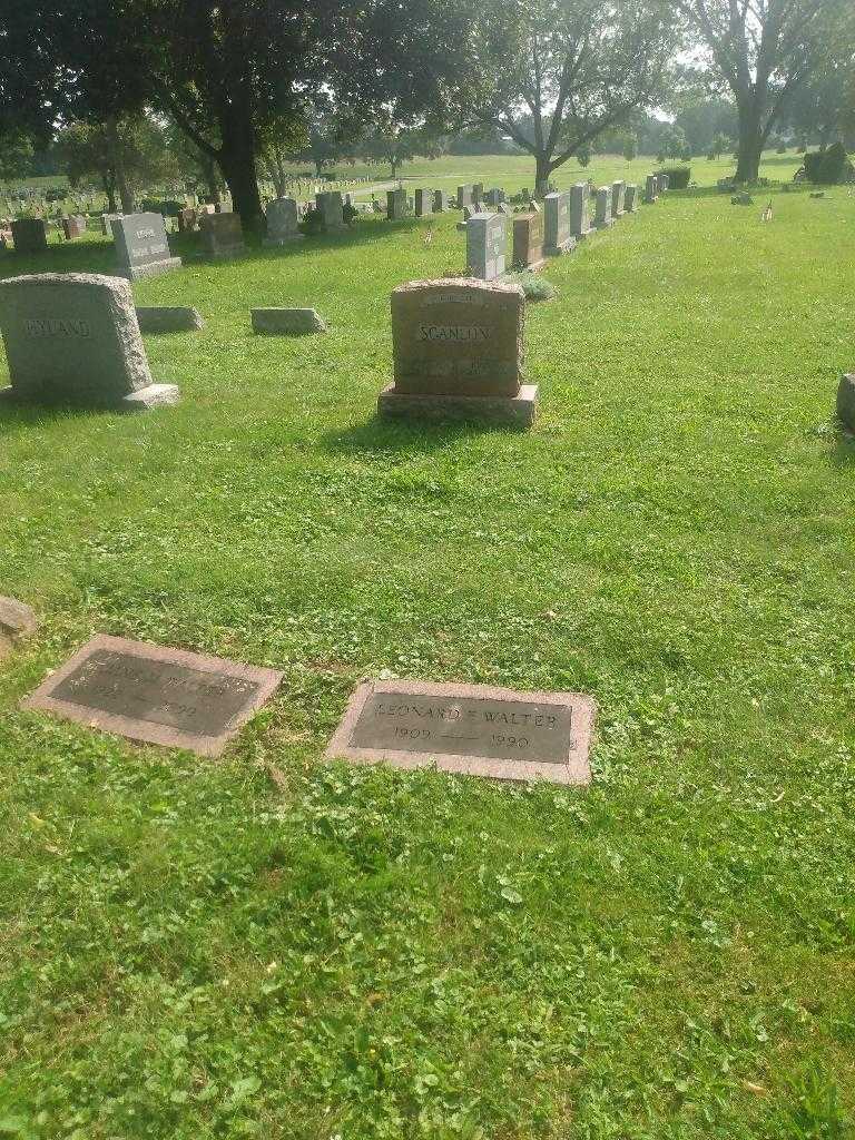 Leonard E. Walter's grave. Photo 1