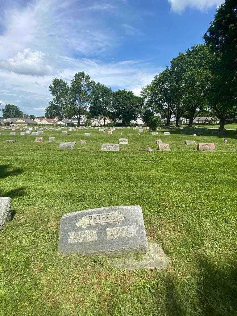 Mr. Pearl D. Peters's grave. Photo 1