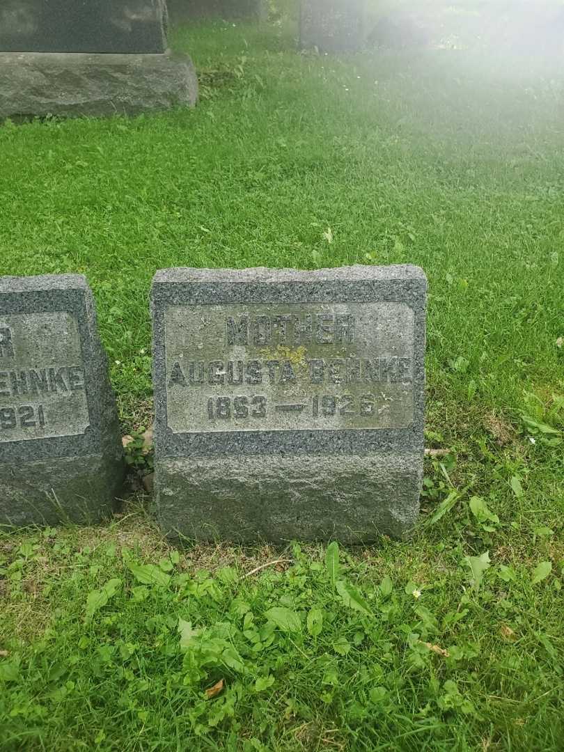 Augusta Behnke's grave. Photo 3