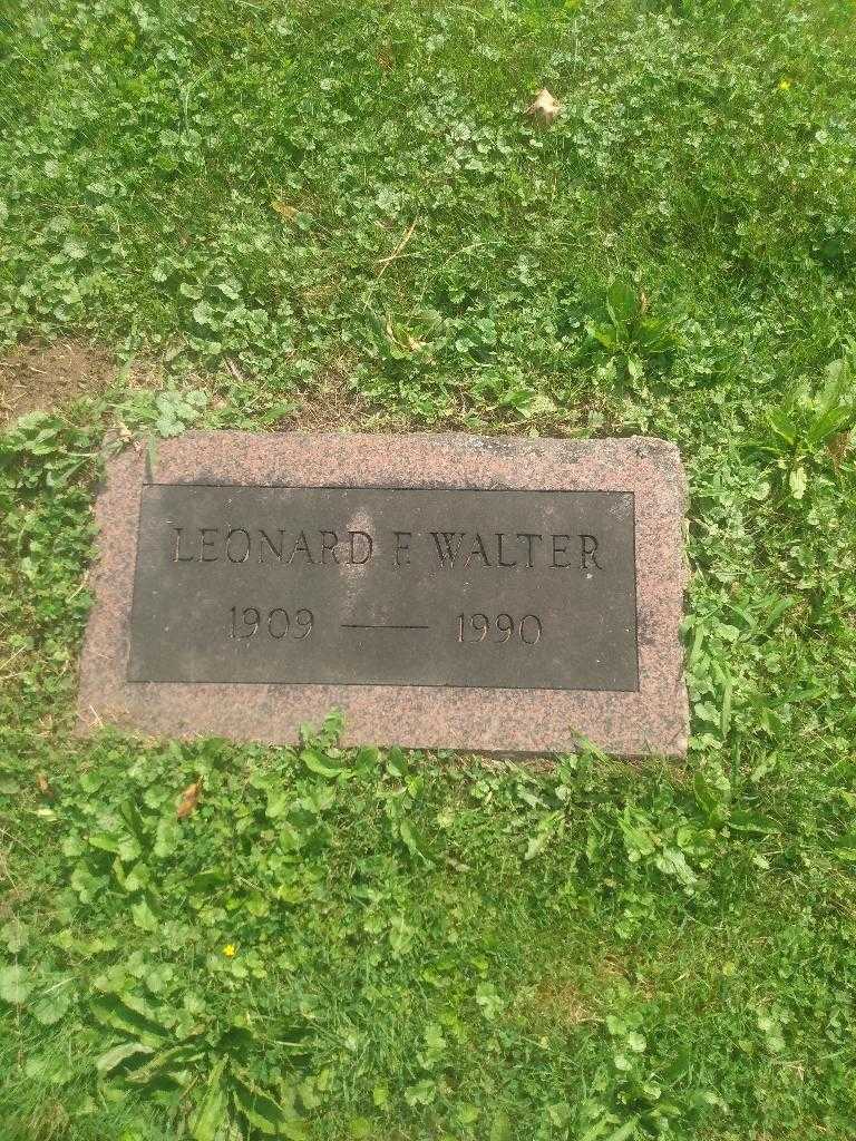 Leonard E. Walter's grave. Photo 2