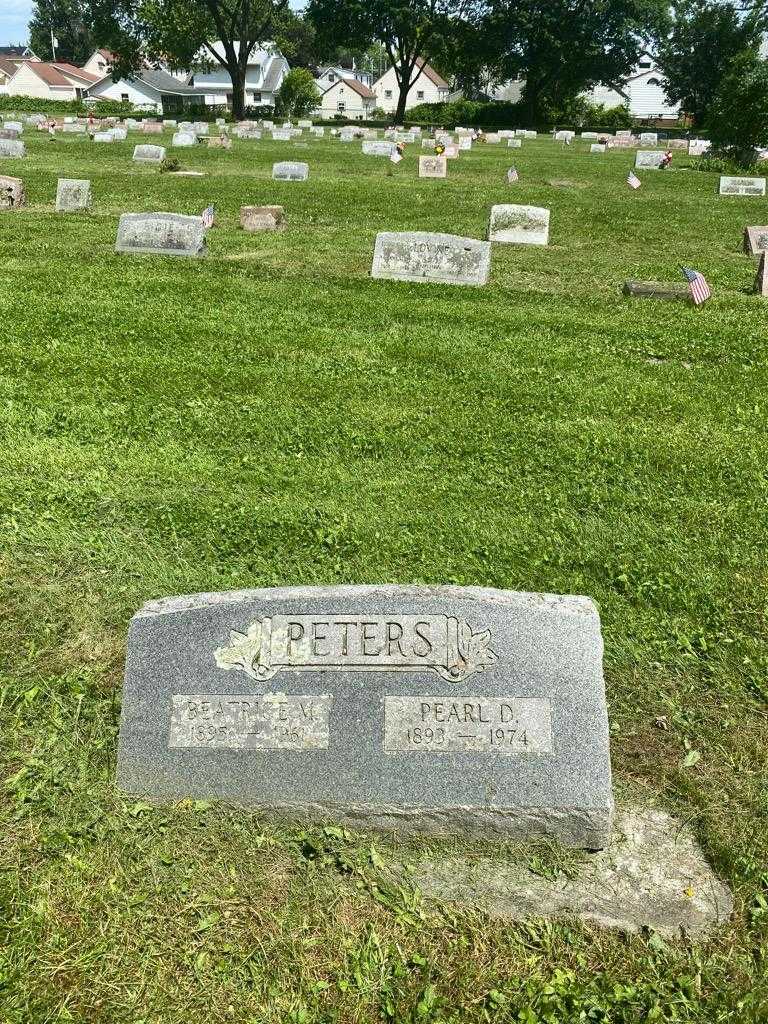 Mr. Pearl D. Peters's grave. Photo 2