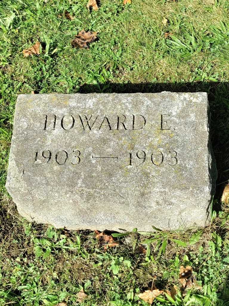 Howard E. Walch's grave. Photo 3