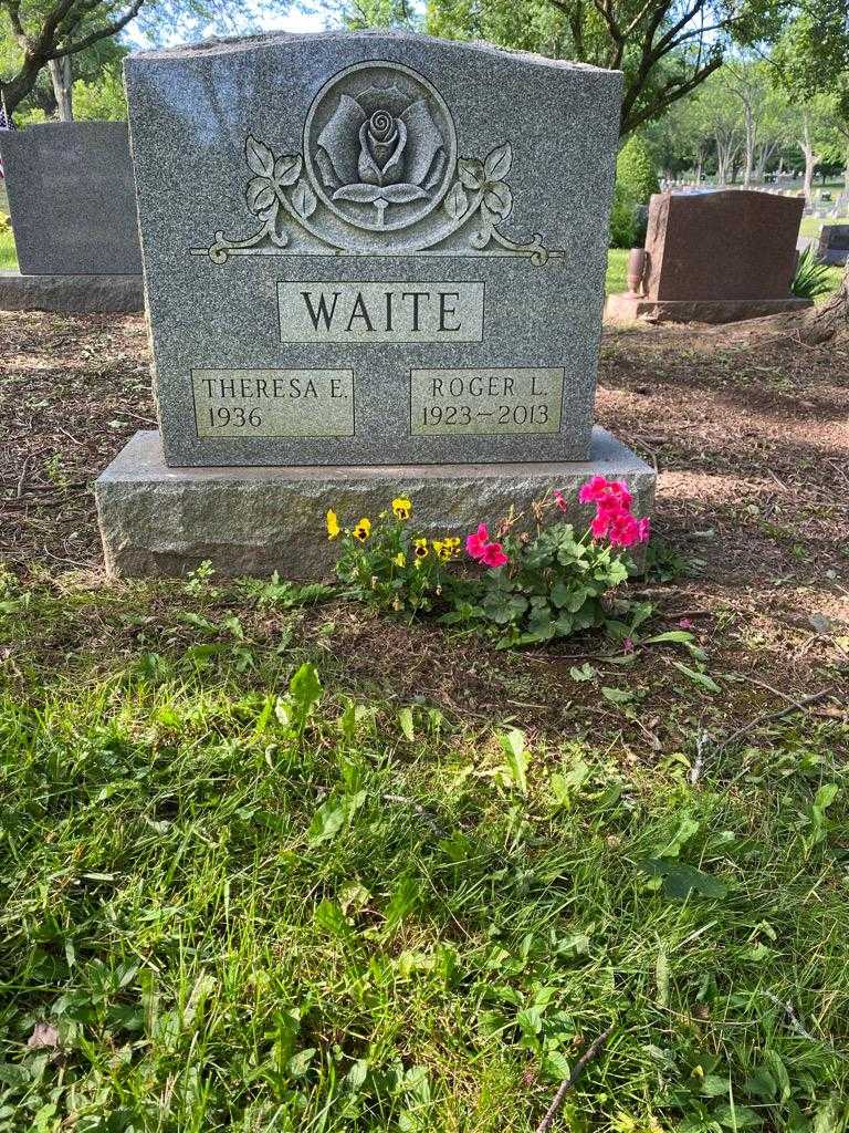 Roger L. Waite's grave. Photo 2