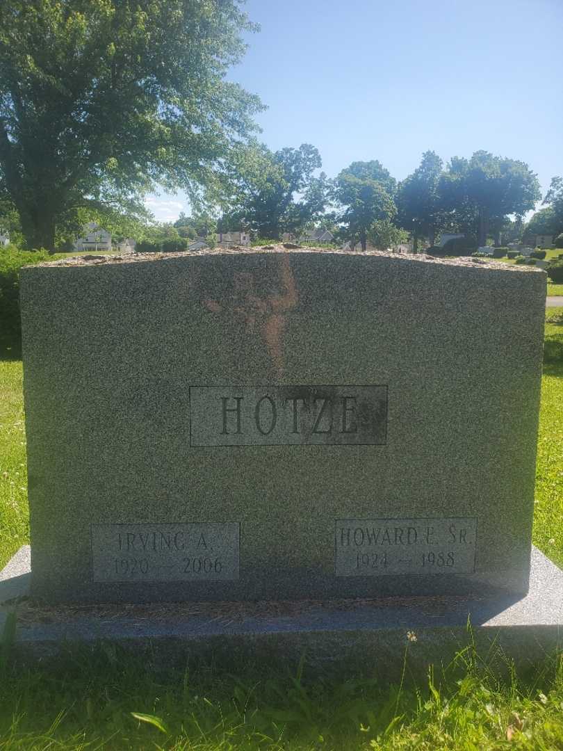 Howard E. Hotze Senior's grave. Photo 3