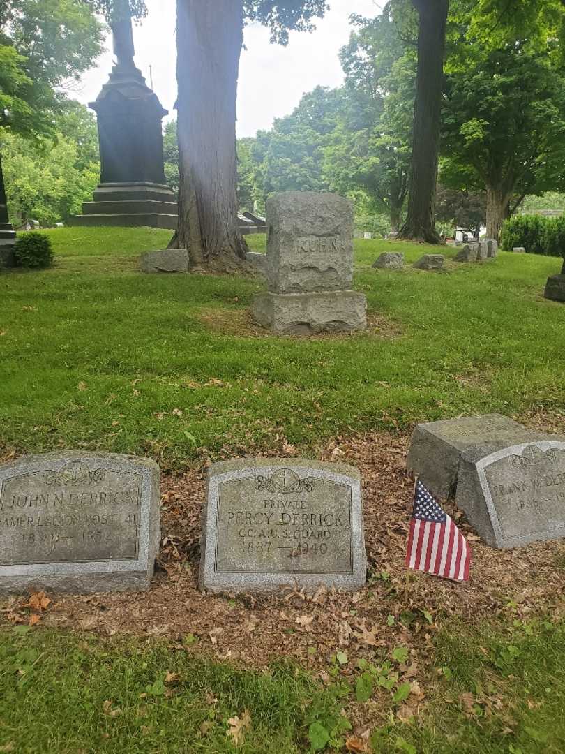 Percy Derrick's grave. Photo 1