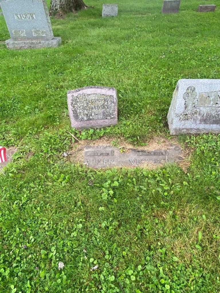 Ruth E. Miller's grave. Photo 1