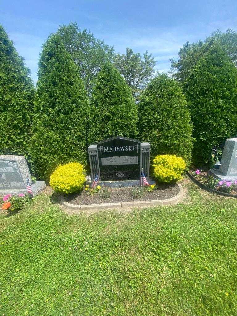 Palmina "Polly" Majewski's grave. Photo 1